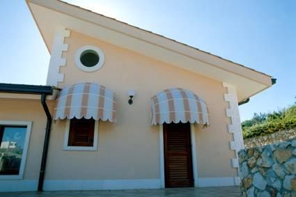 Una casa con due tende da sole sulla facciata
