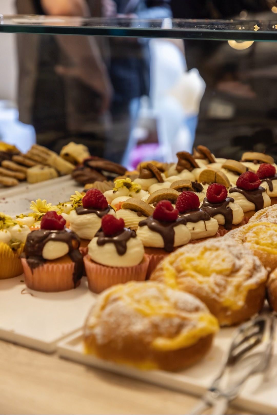 Vetrina della pasticceria a Venaria Reale con dolci artigianali