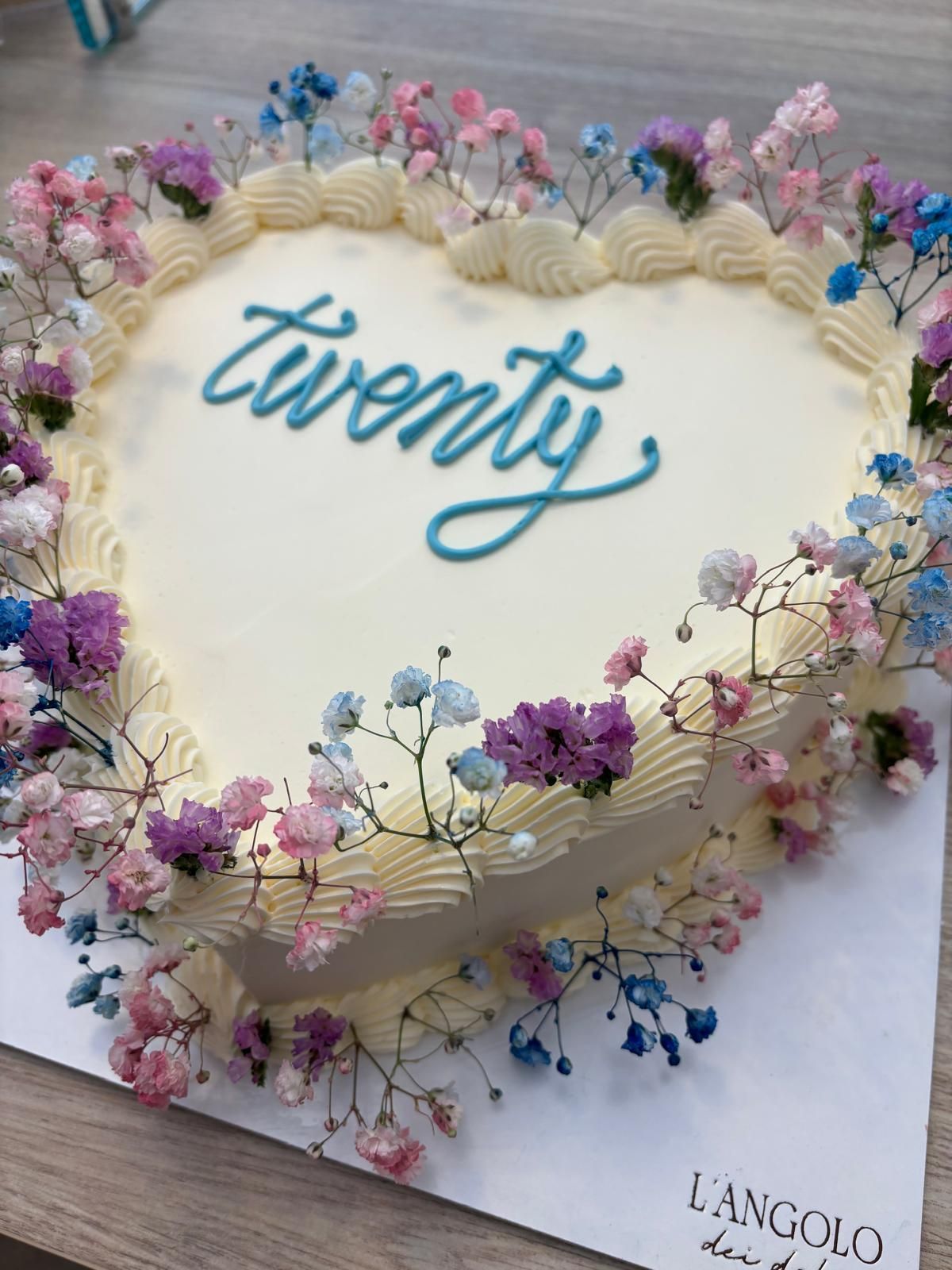Torta di compleanno personalizzata a forma di cuore con fiori