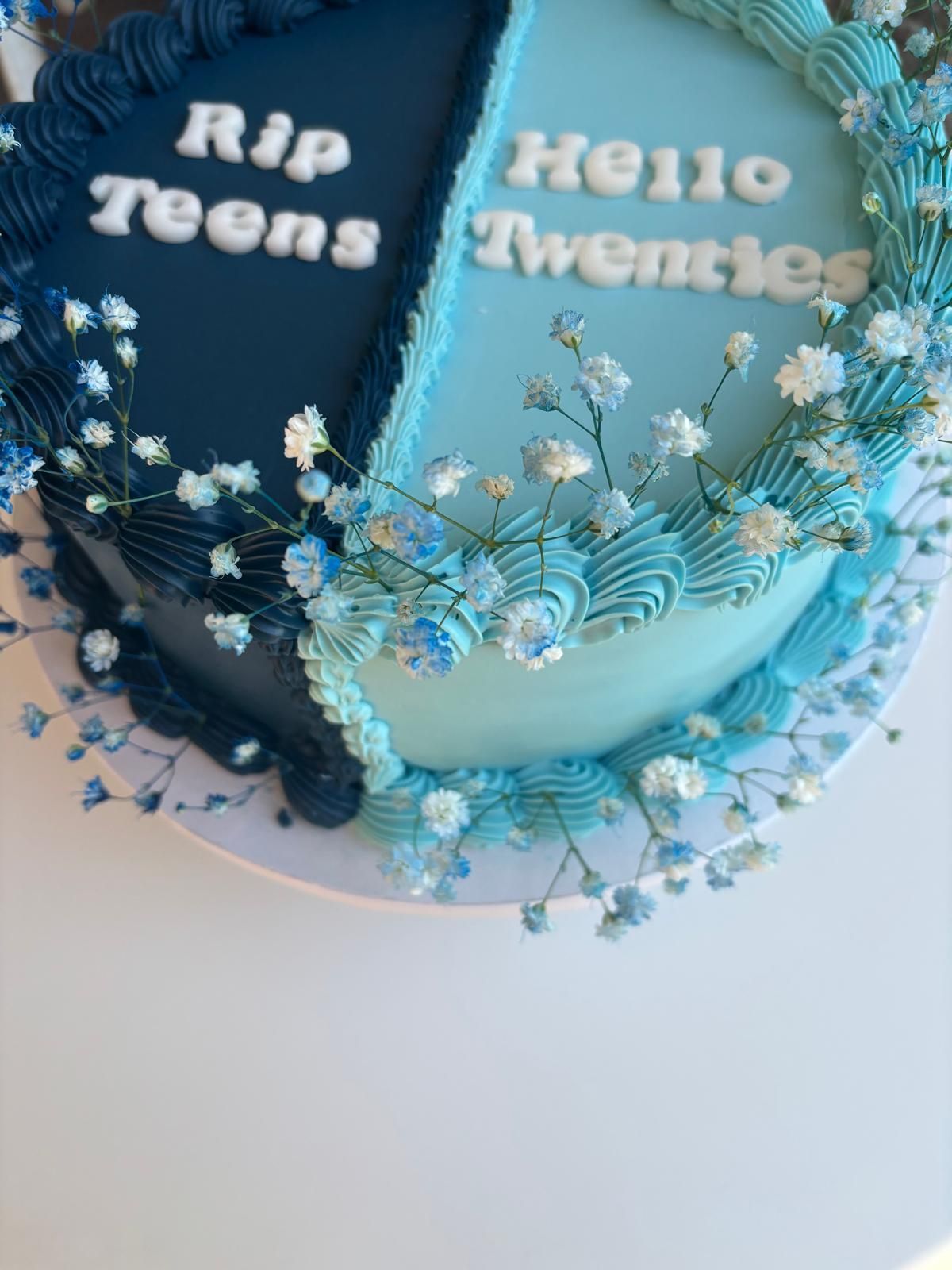Torta di compleanno personalizzata della della pasticceria a Venaria Reale