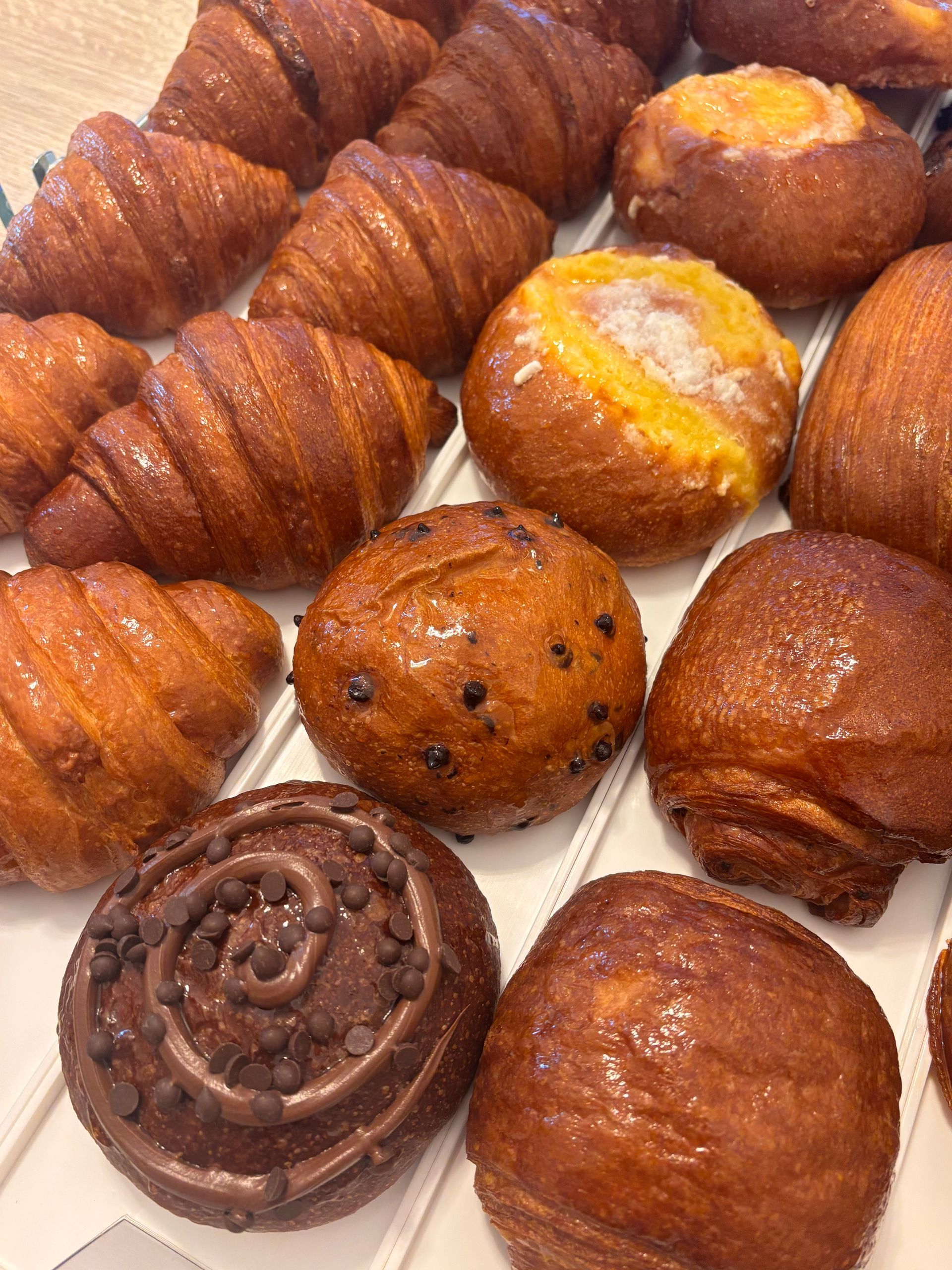 Vasta scelta di dolci per colazione della pasticceria a Venaria Reale