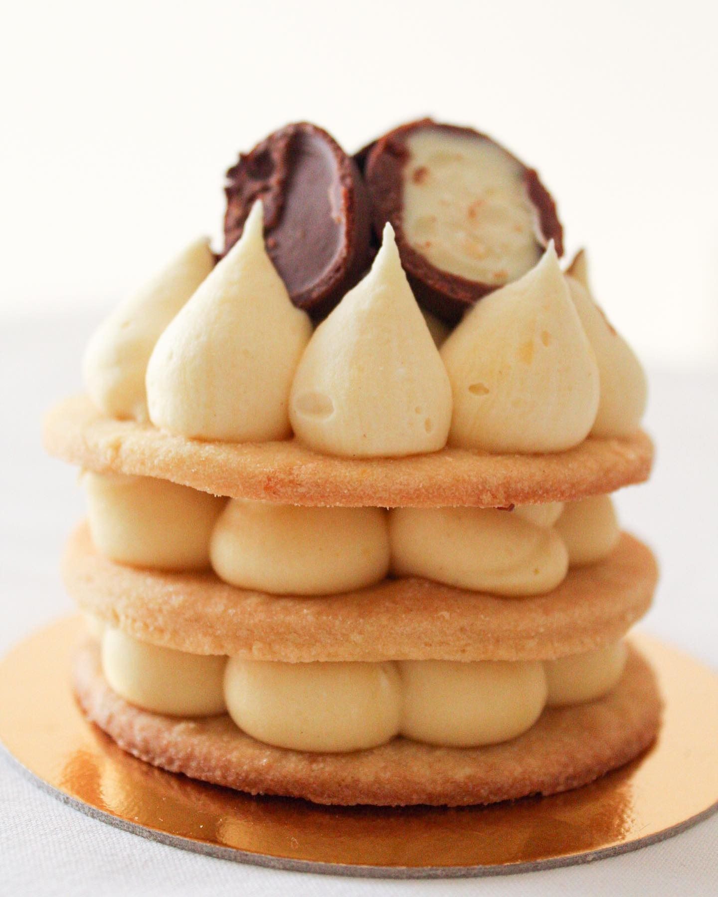 Dolce con diversi strati di biscotto e crema