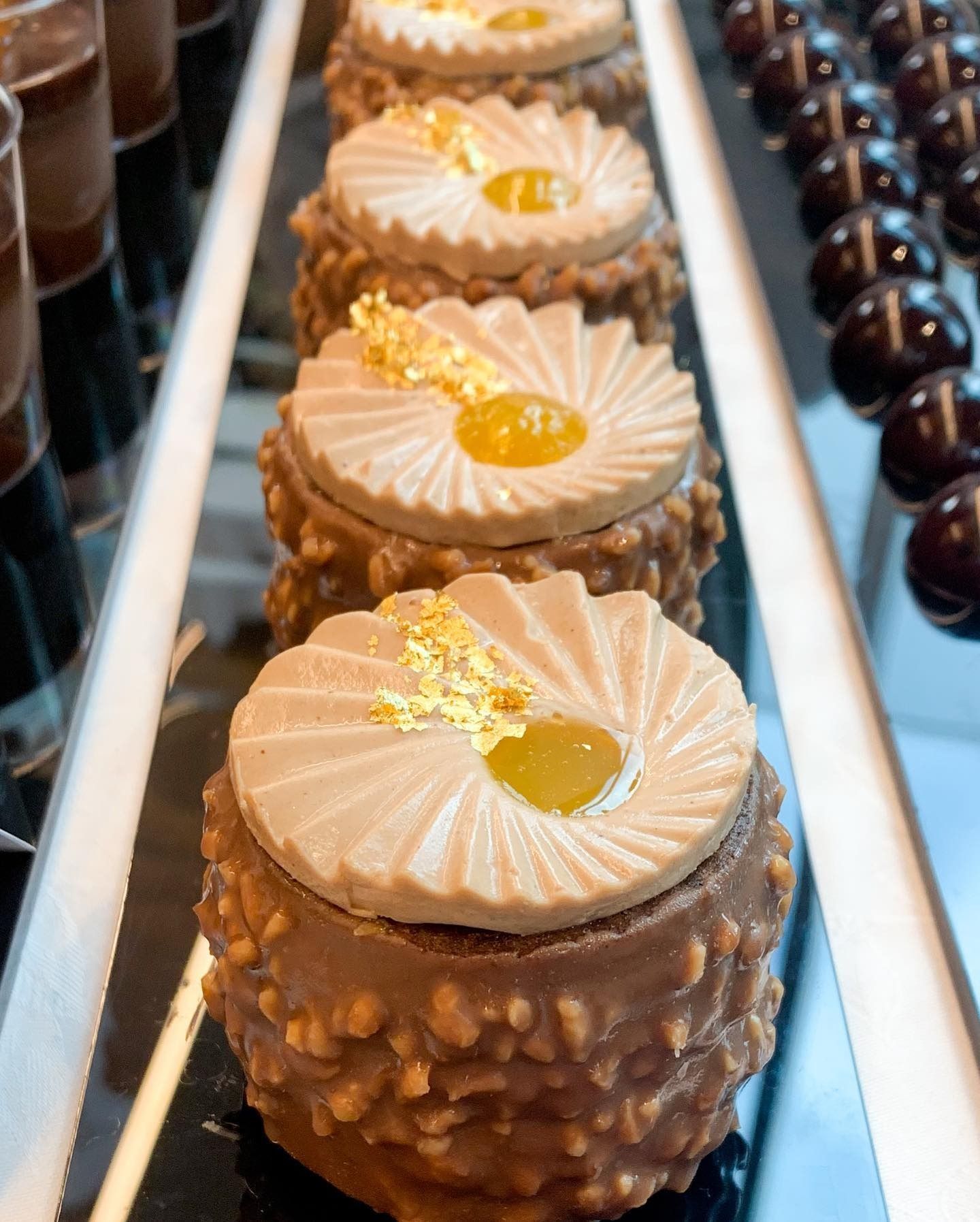 Torte ricoperte di cioccolato con bordi nocciolati