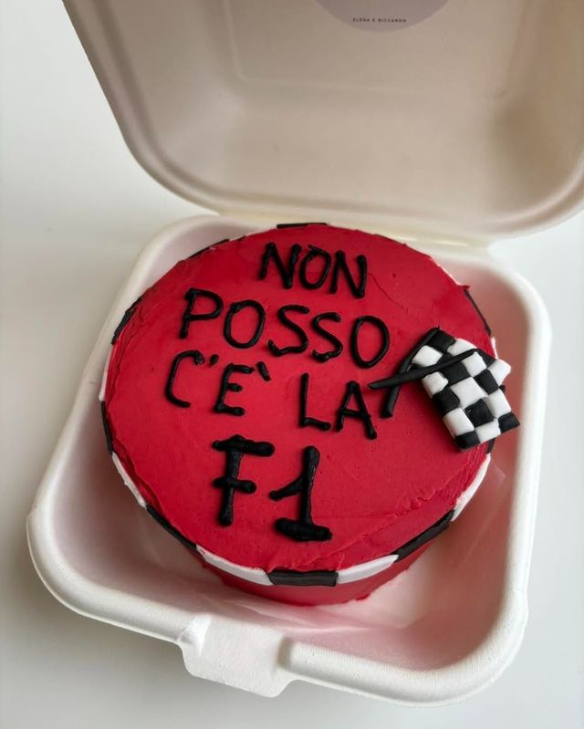 Bento Cake rossa con scritta "Non posso, c'è la F1"