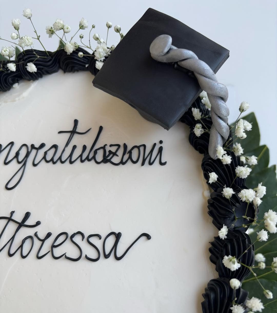 Torta di laurea con la scritta