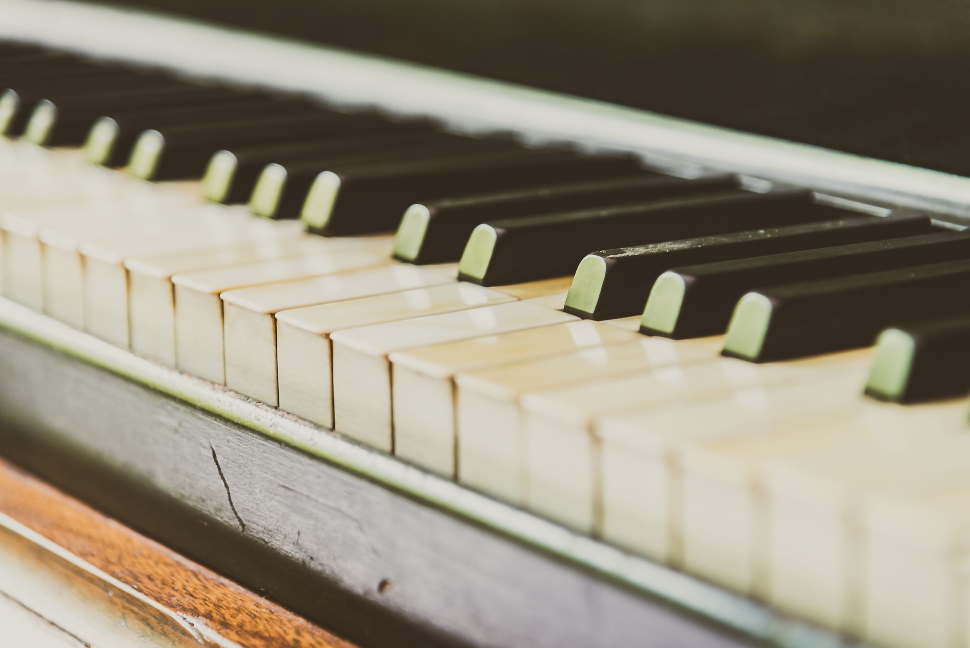 A close up of a piano keyboard with black and white keys.