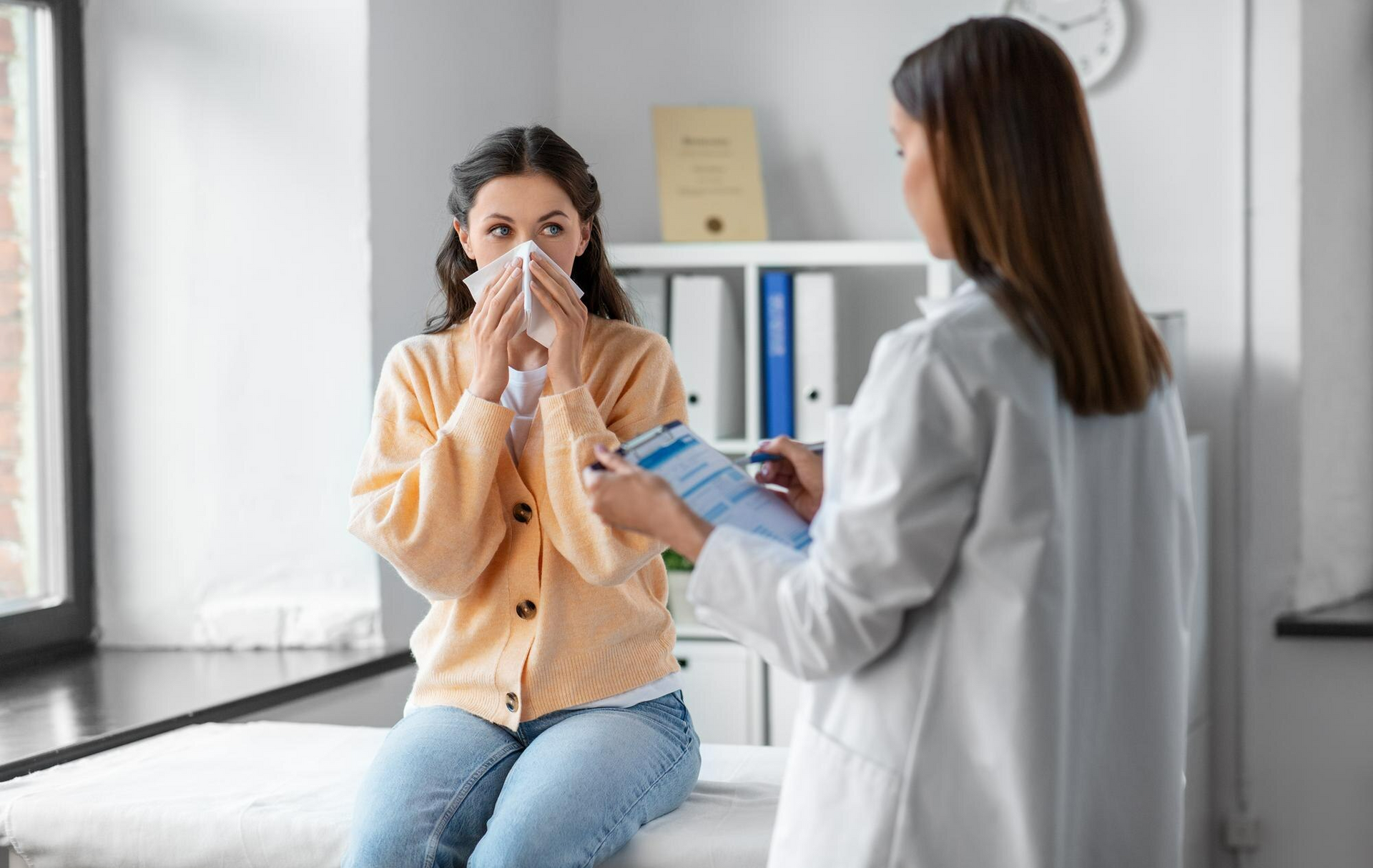 An allergy specialist in San Antonio explaining the pet allergy test results to a patient