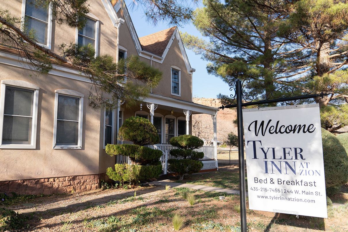 Tyler Inn at Zion Front of House and Sign in Front Yard