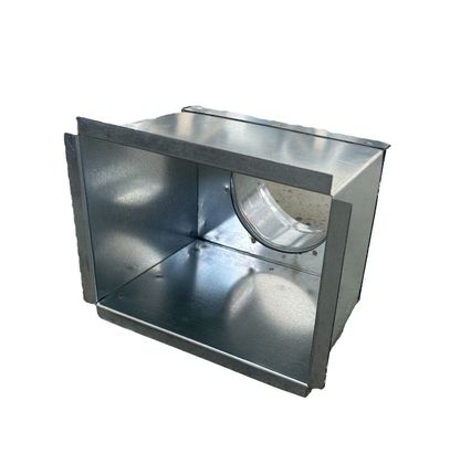 Raccordo metallico per condotti HVAC con apertura rettangolare e ingresso laterale circolare su sfondo bianco.