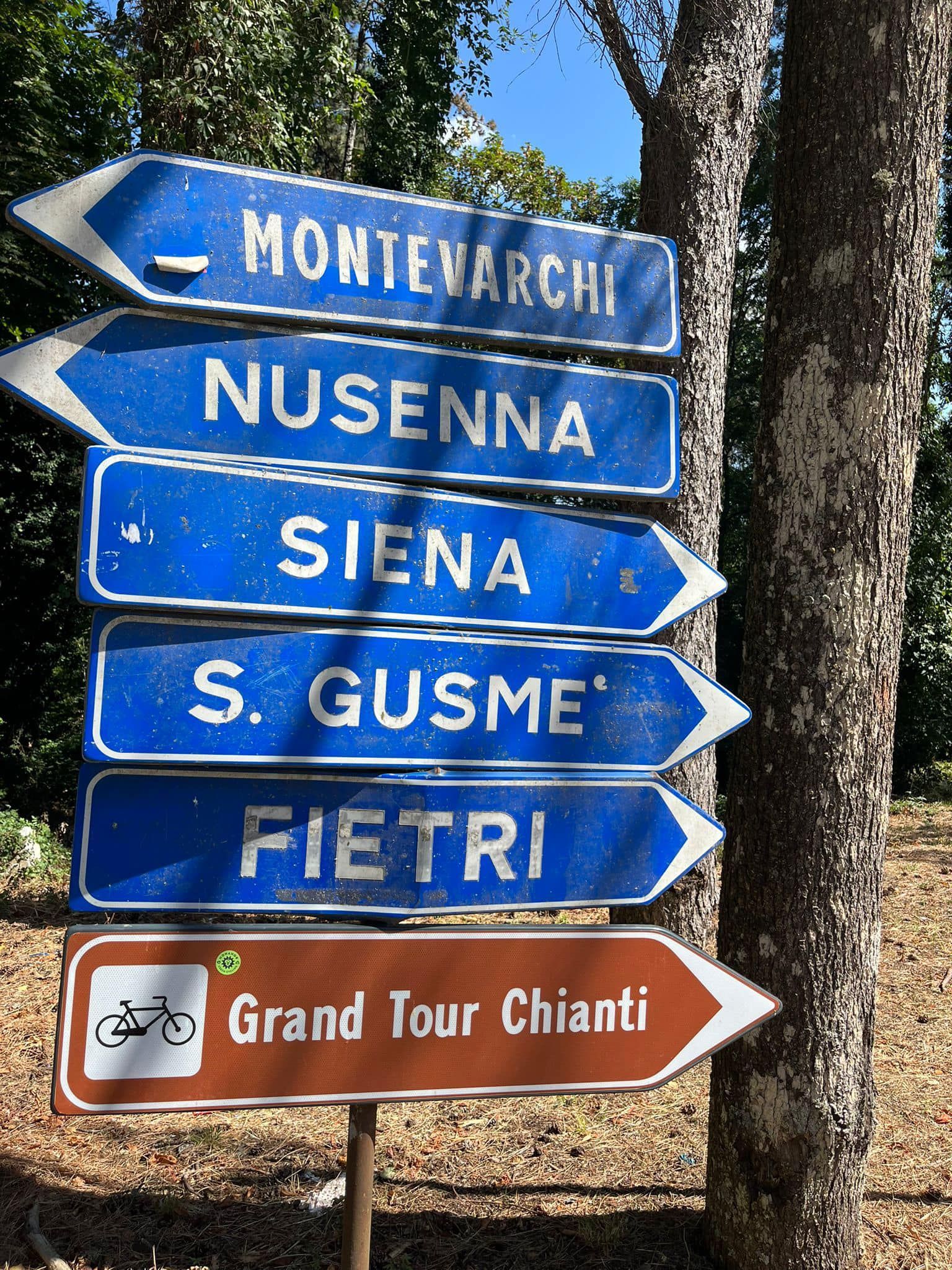 Road sign pointing to various towns, including Montevarchi, Siena, and a 