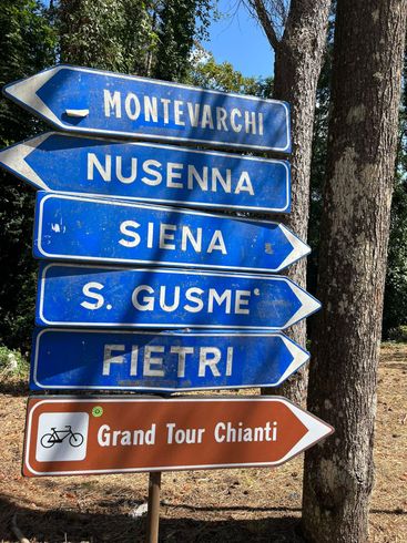 Road sign pointing to various towns, including Montevarchi, Siena, and a 