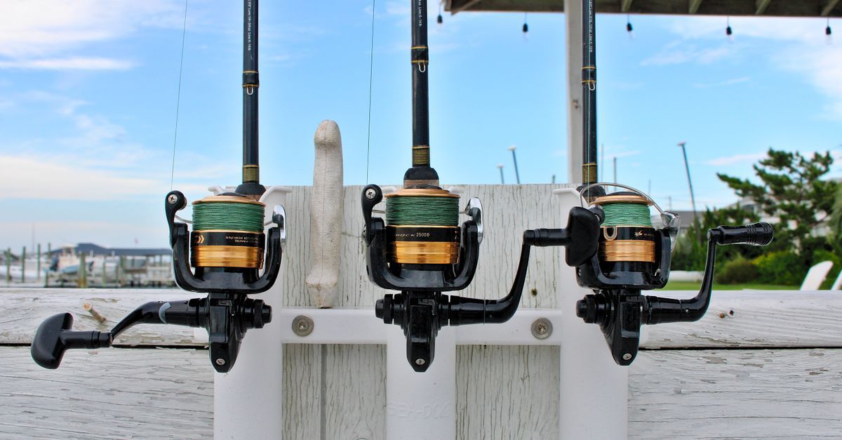 Moulinet de pêche d'occasion monté sur une canne