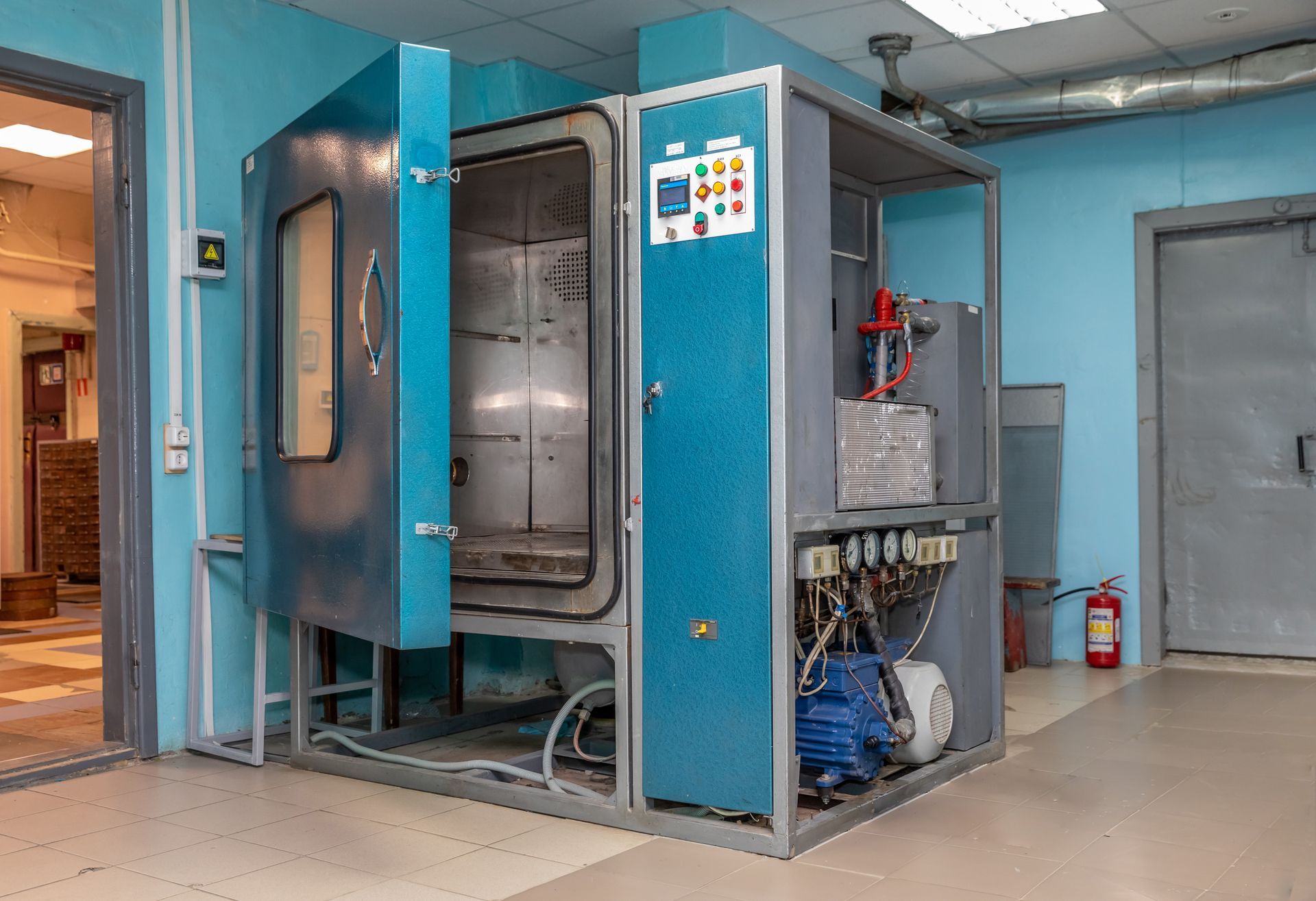Heat and cold chamber for new products.