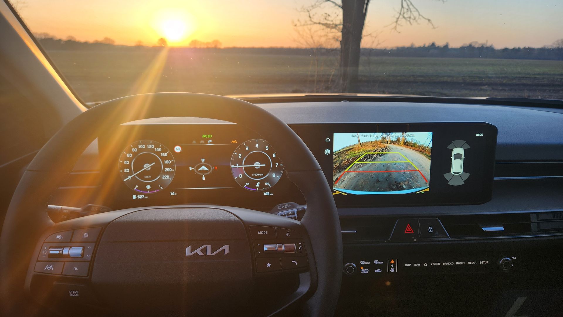 Nieuwe auto heeft nieuwe systemen om je veilig en vlot door het verkeer te laten rijden. Van alle gemakken voorzien.