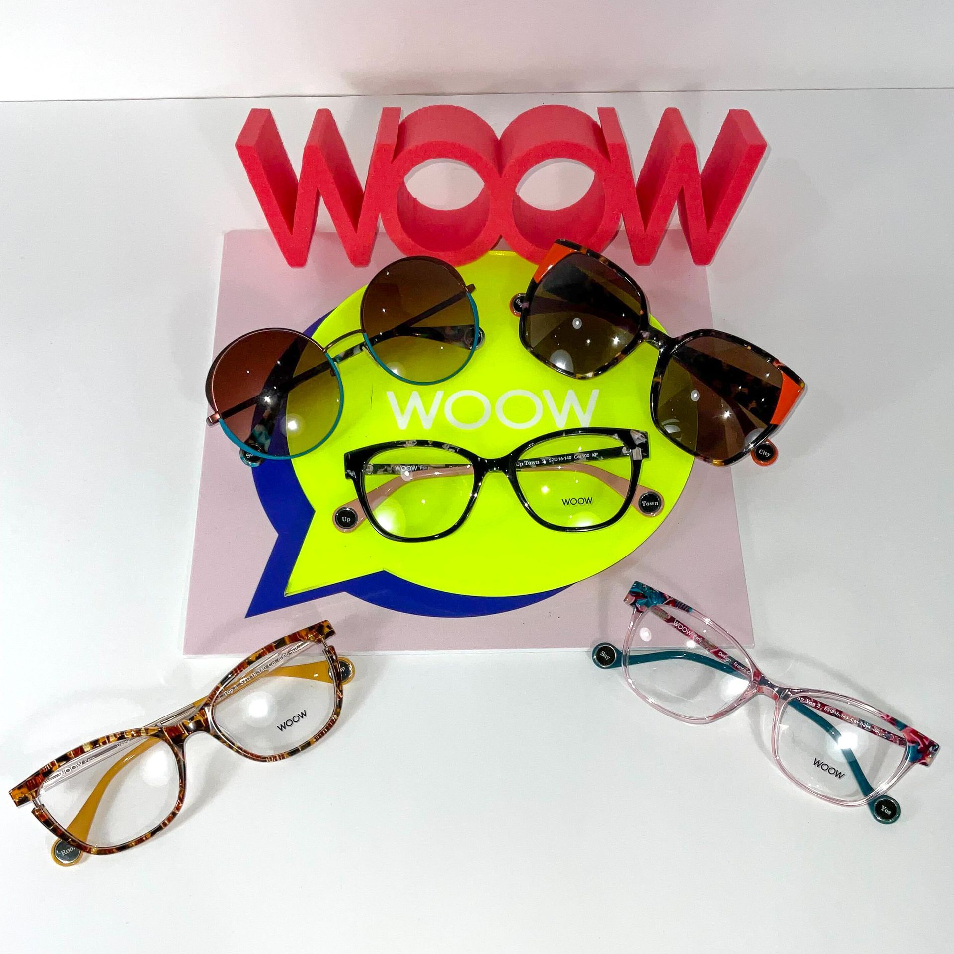 Woow frames in a flatlay