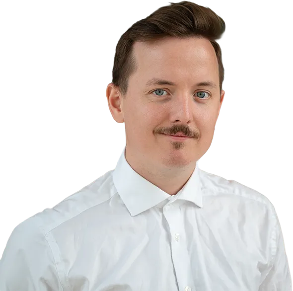 Studioportræt af en mand i hvid skjorte med overskæg, vendt fremad mod en hvid baggrund