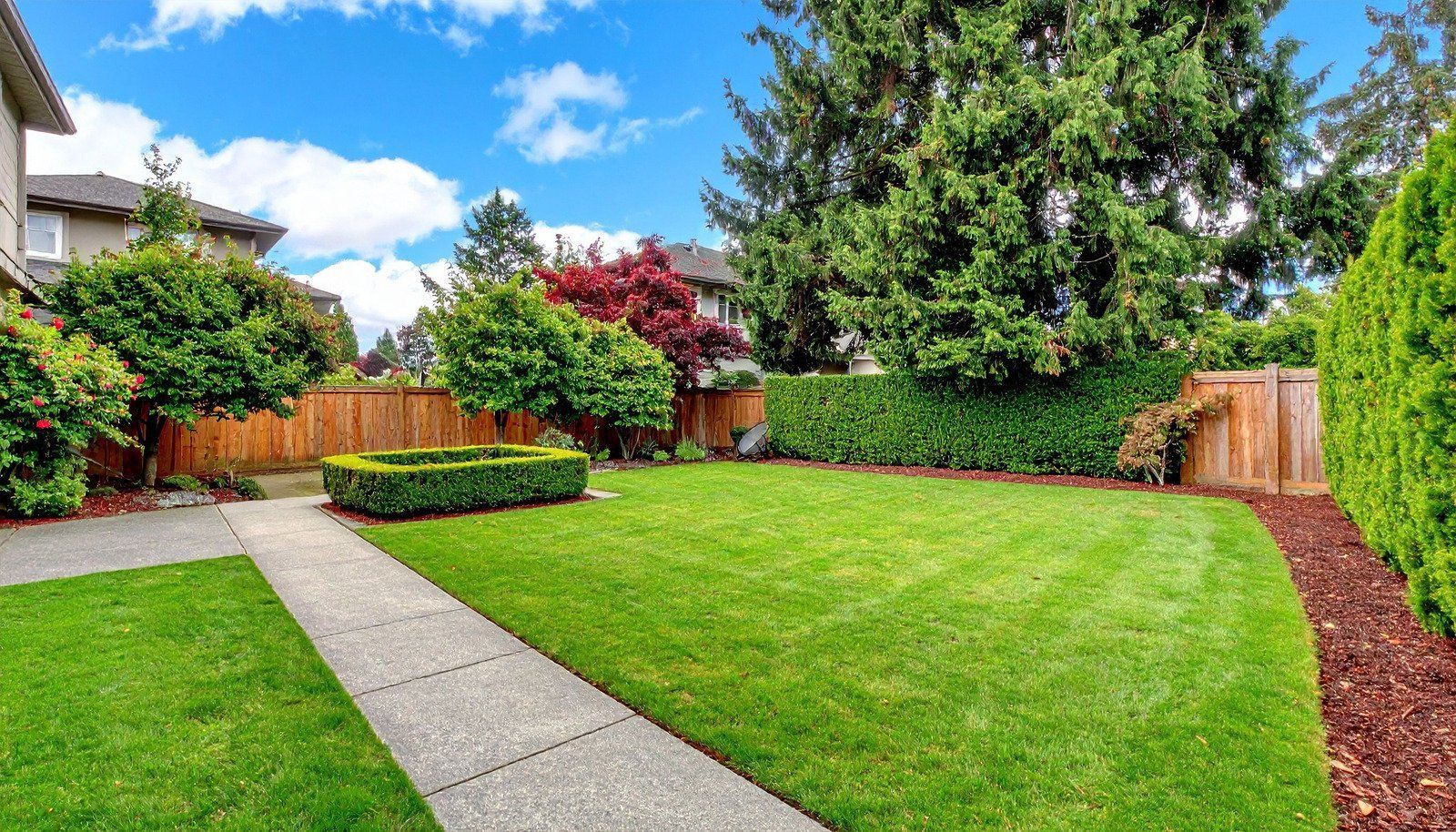 A wooden fence is sitting in the middle of a grassy field.