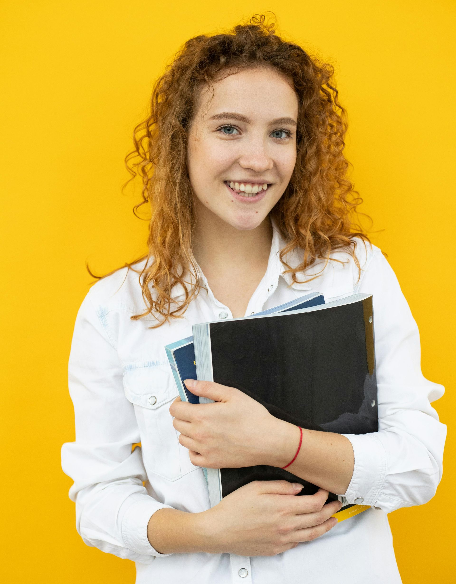 A women holding her notebooks