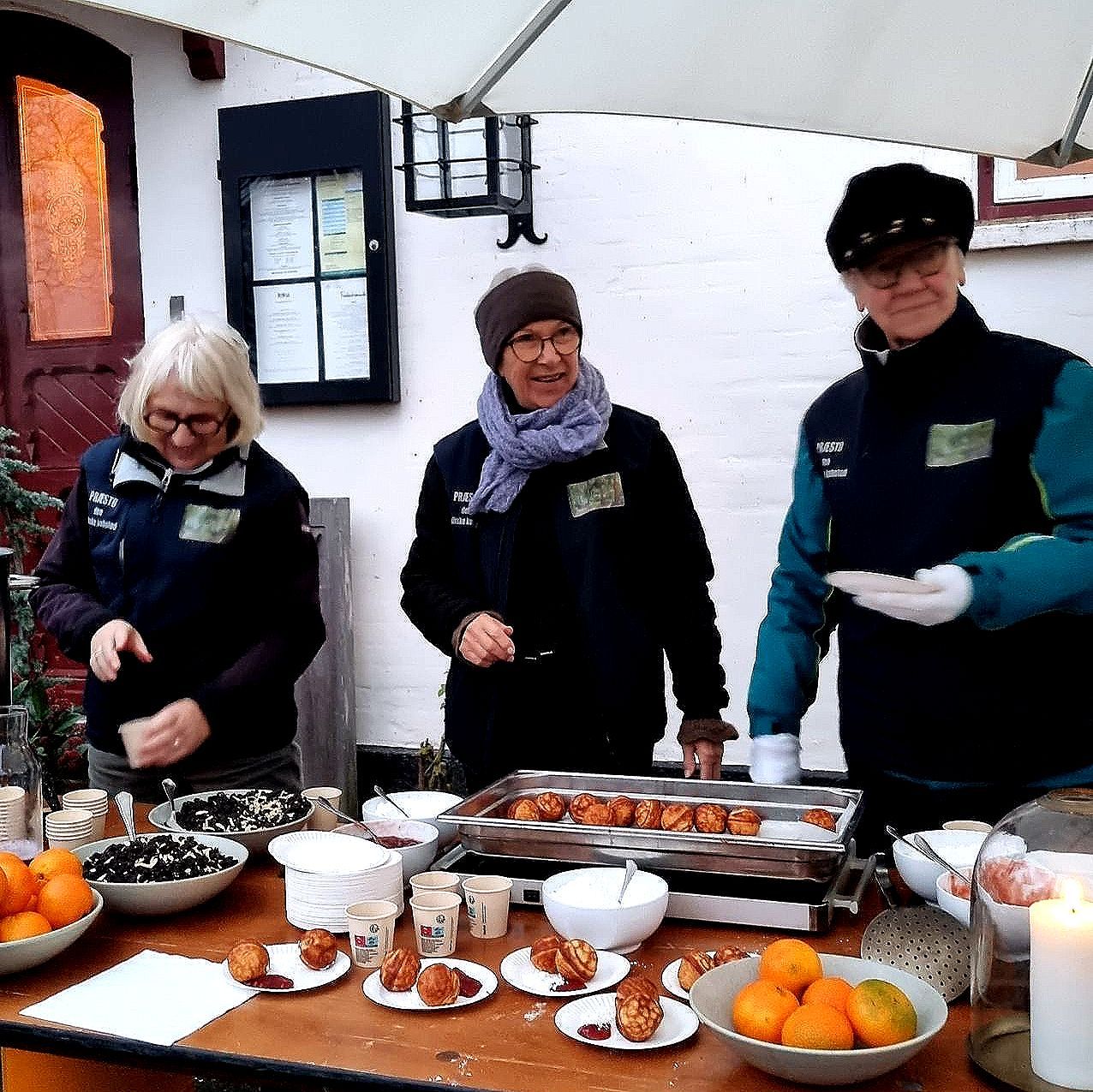 Billede fra jul i Præstø - Patrioterne serverer glögg og æbleskiver