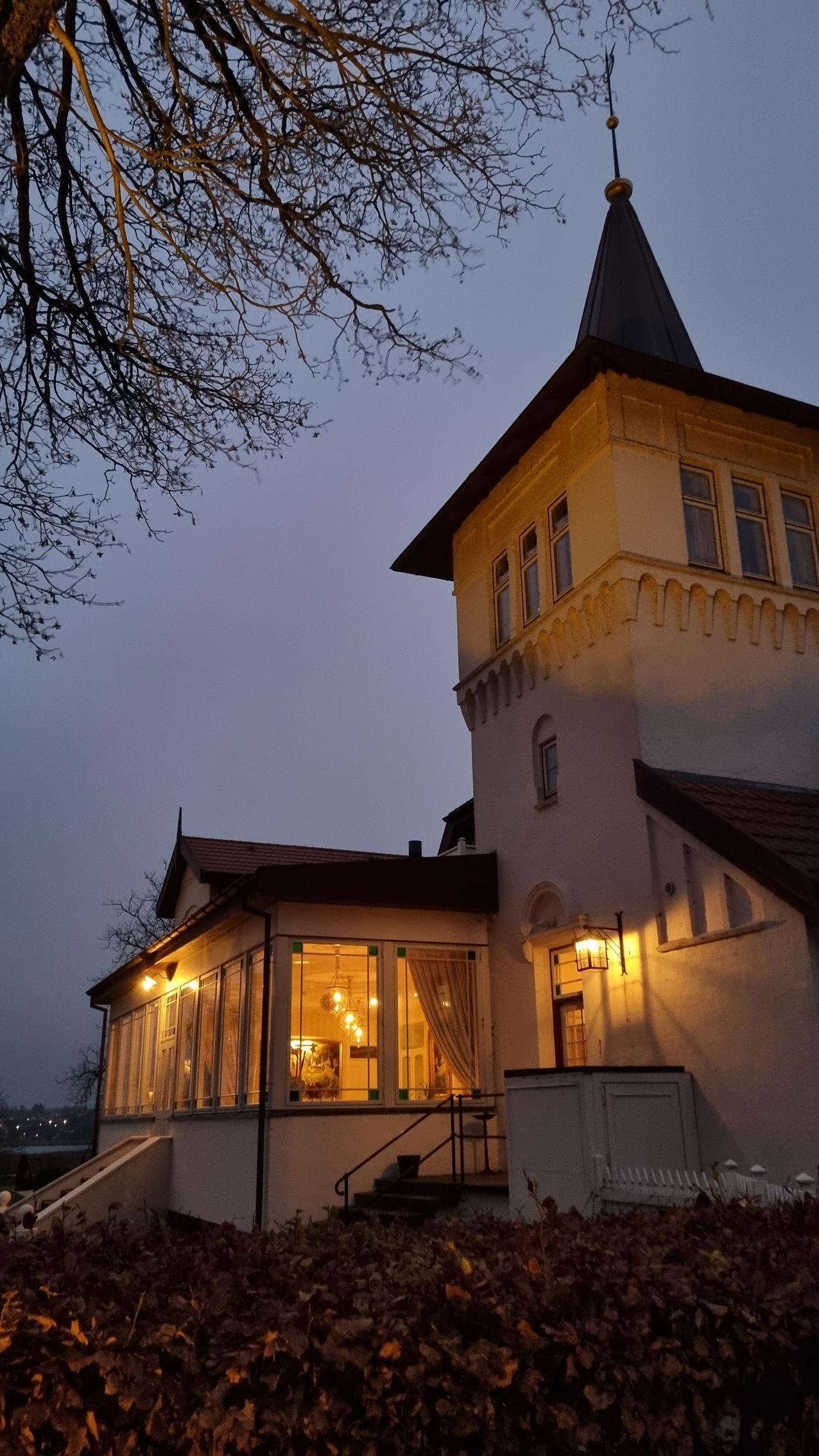 Frederiksminde Hotel i skumringen