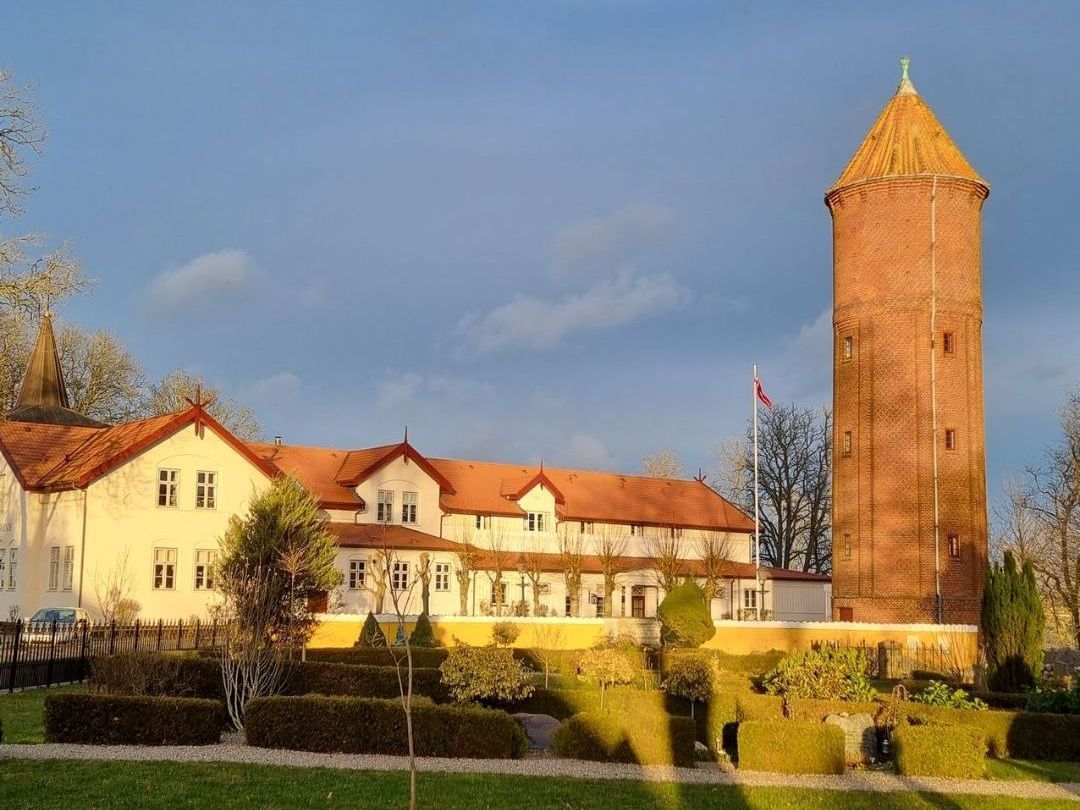 Hotel Frederiksminde i eftermiddagssolen