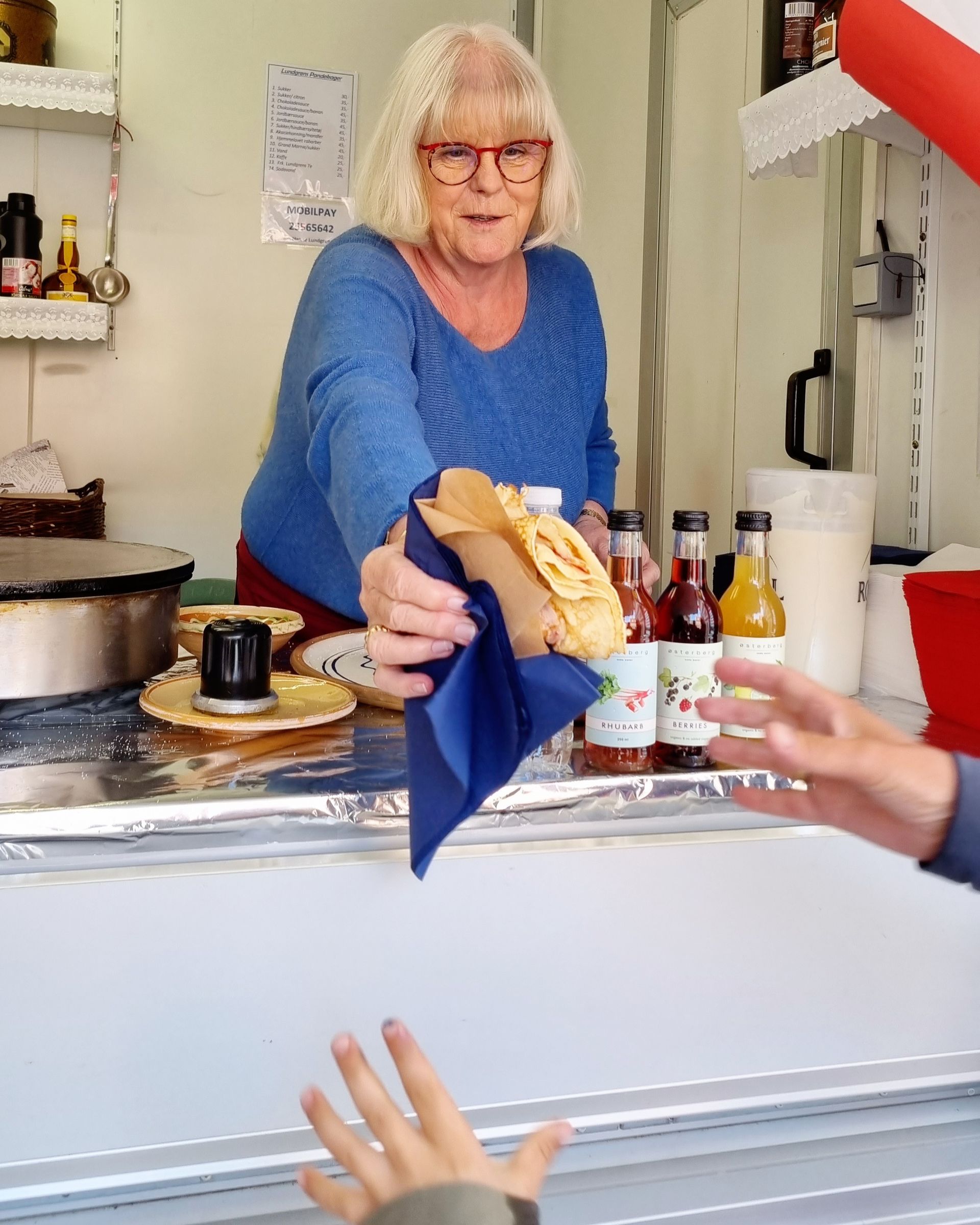 Fransk Forår i Præstø: Mad rækkes over disken i madbod