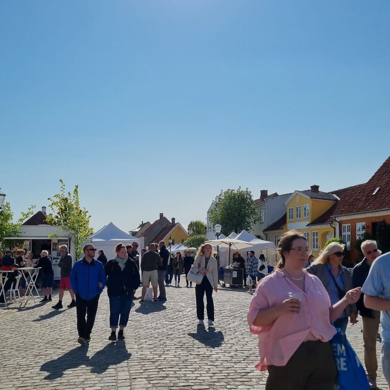 Mennesker i solskin til Fransk Forår i Præstø