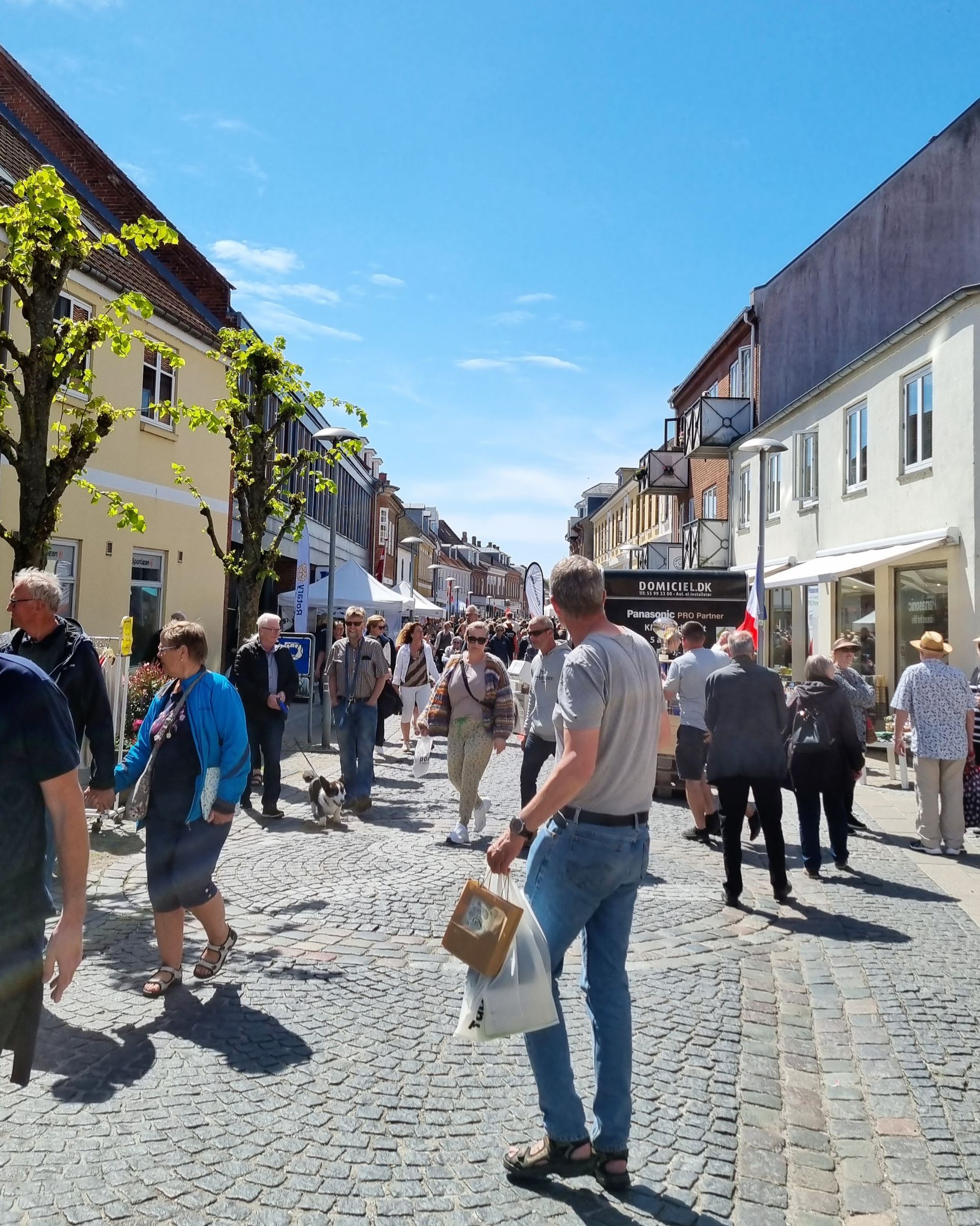 Fransk Forår i Præstø: Adelgade i solskin