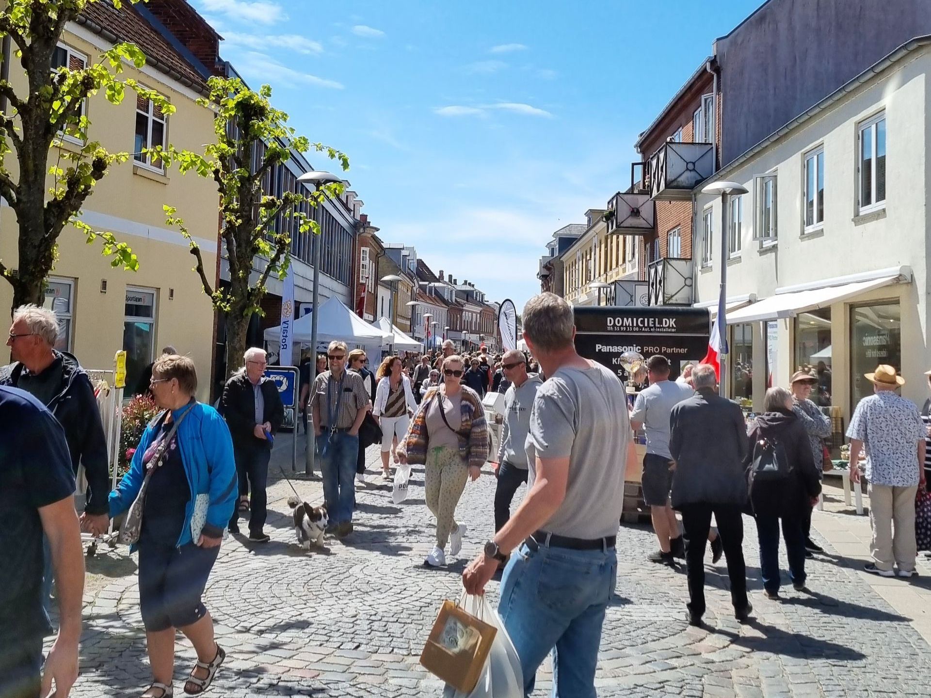Adelgade i Præstø om sommeren med en masse mennesker