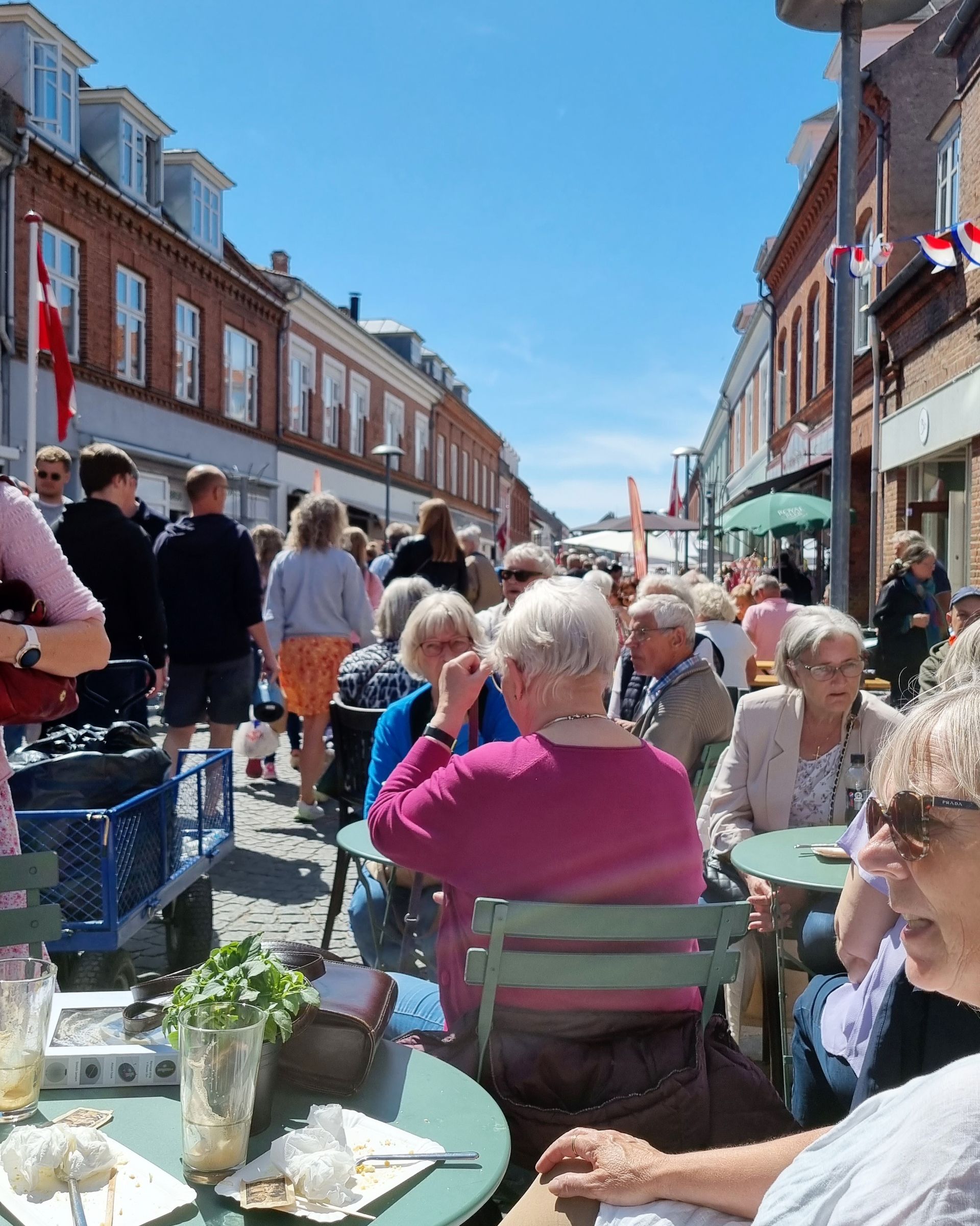 Fransk Forår i Præstø: Folk hygger i solen ved caféborde