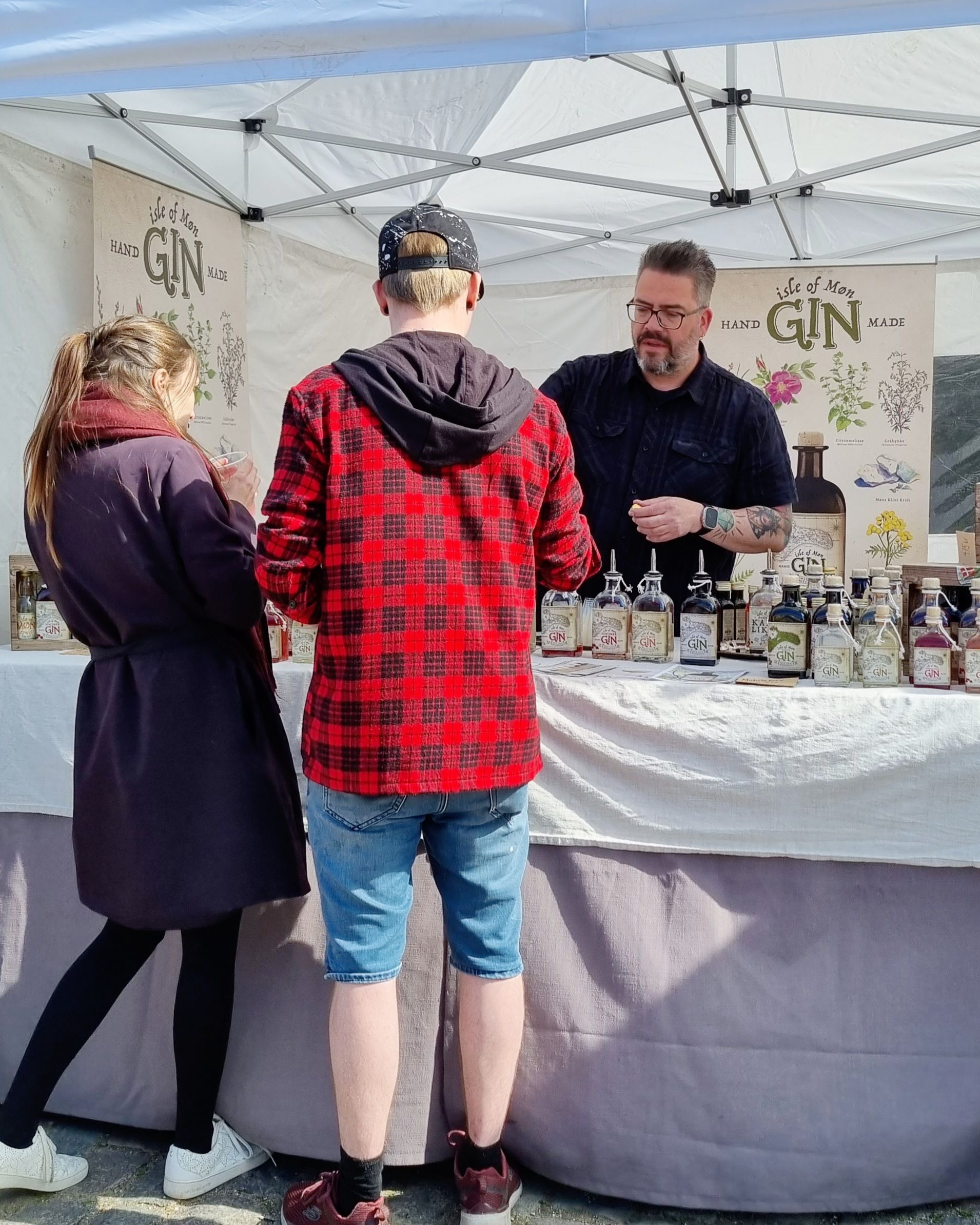 Fransk Forår i Præstø: Folk foran stand med gin