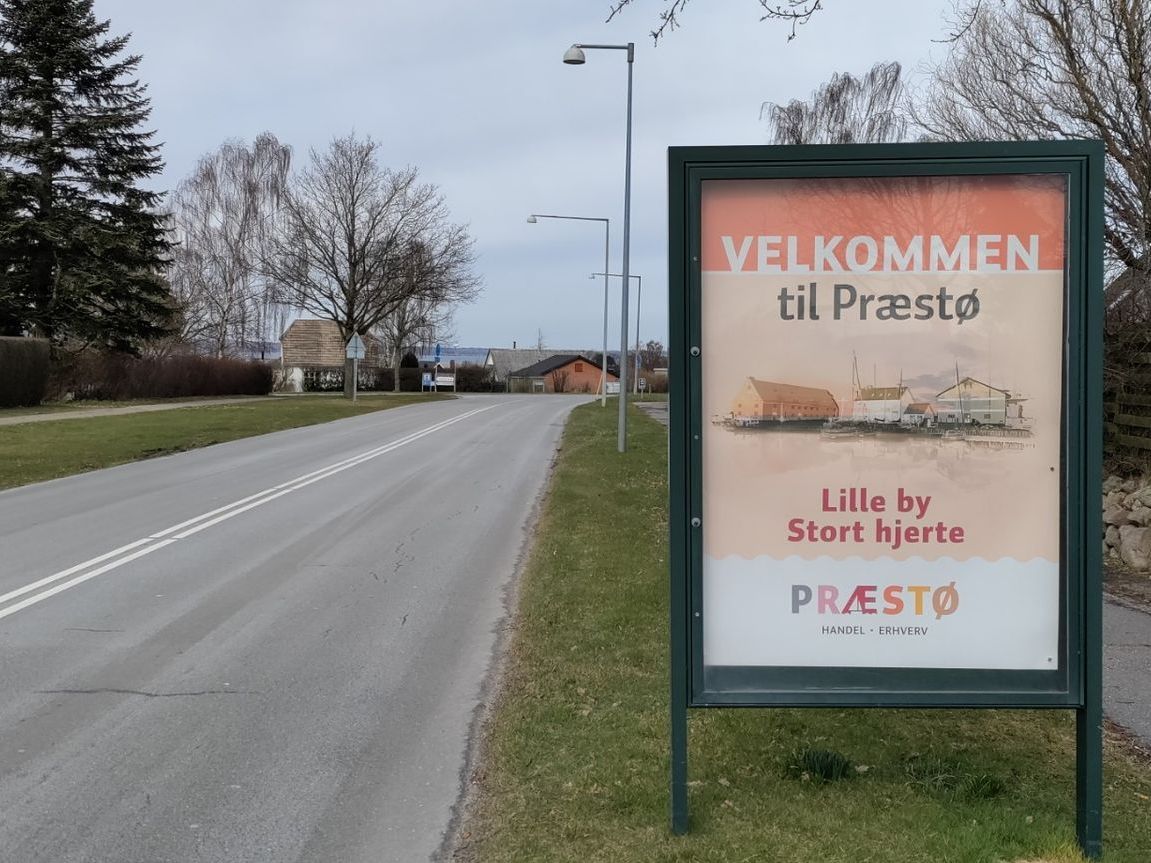 Præstø byskilt ved vej