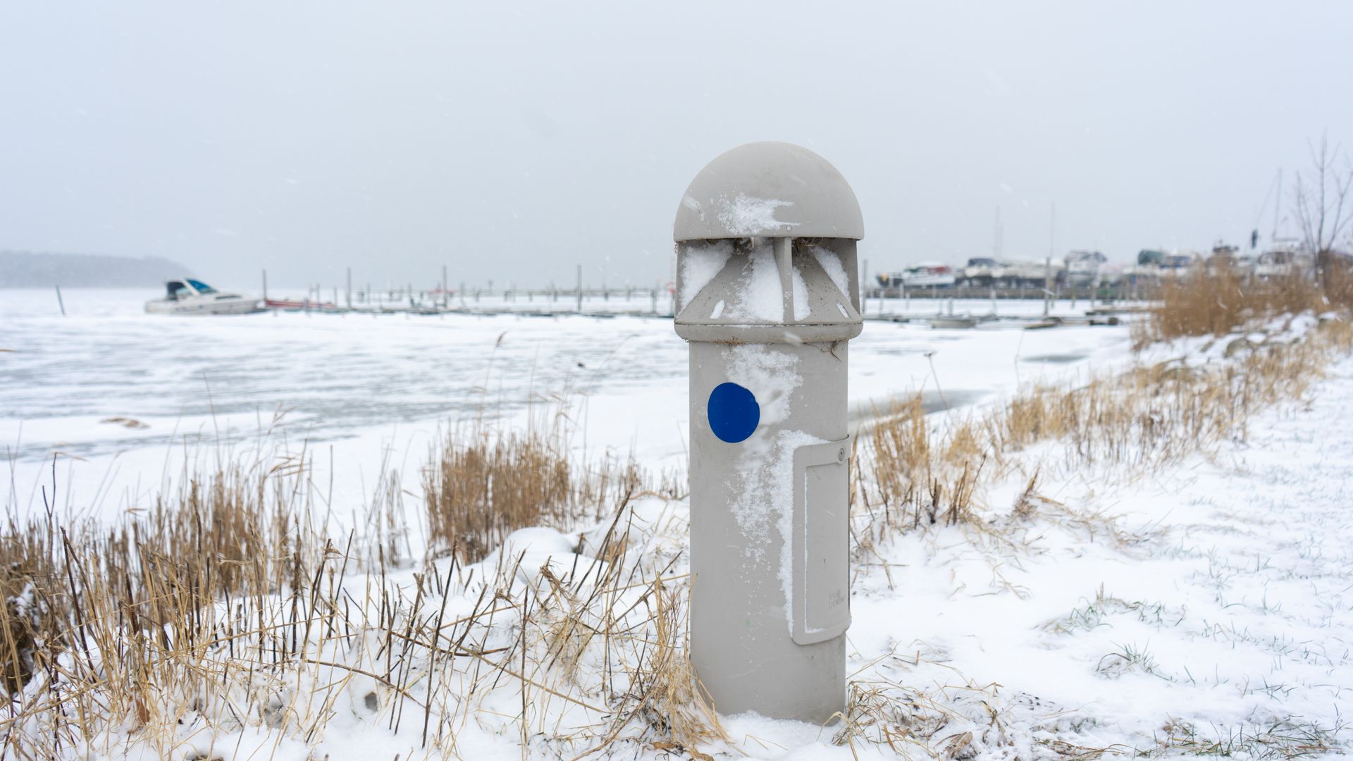 Blå markør på en lys søjle