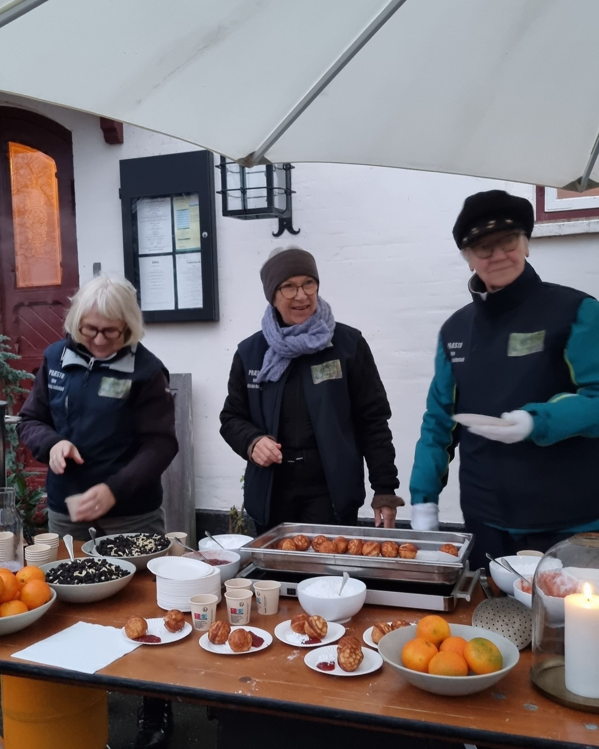 Billede fra jul i Præstø hvor Præstø Patrioterne serverer glögg og æbleskiver