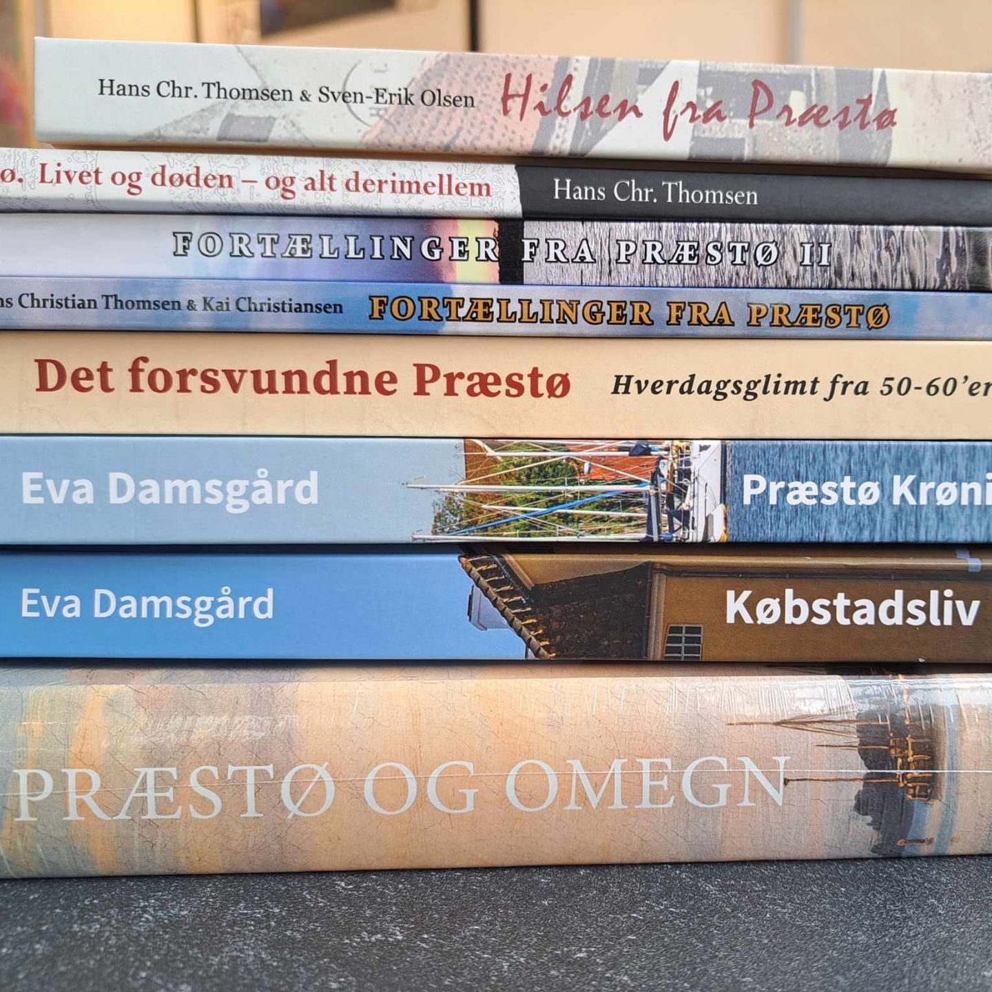 Stak af bøger om Præstø