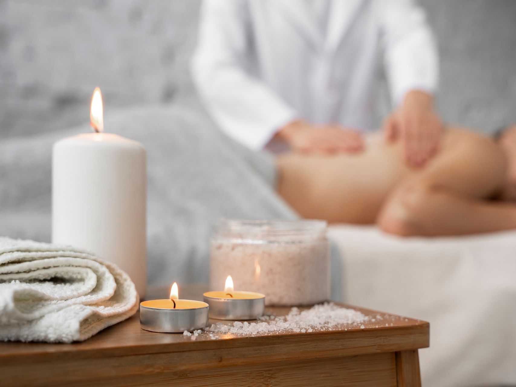 Tændte stearinlys med massage i baggrunden