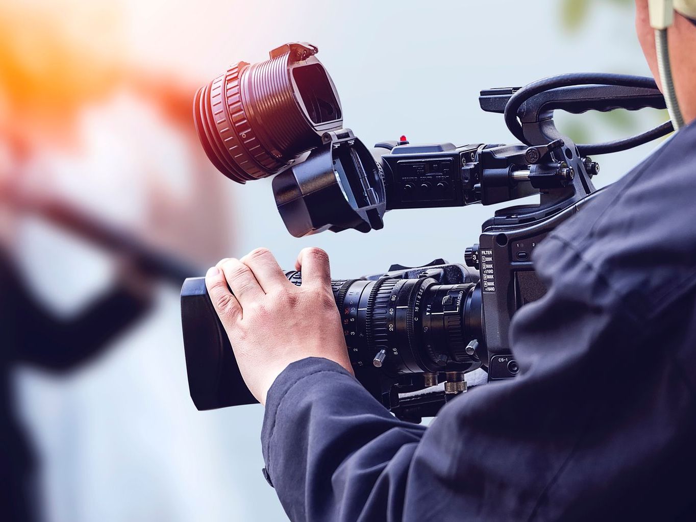Filmkamera som bliver indstillet