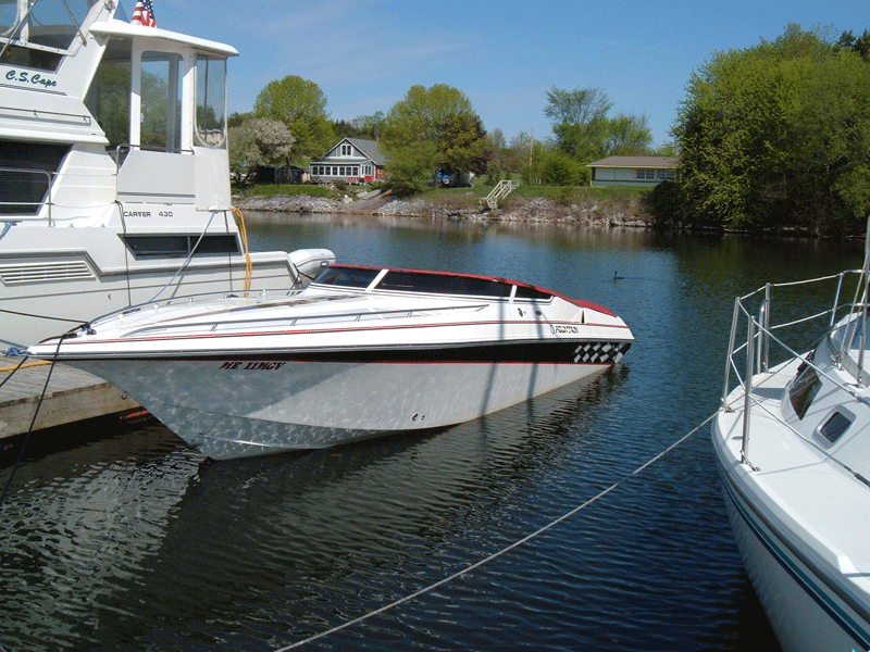 A boat in the lake tied to a dock