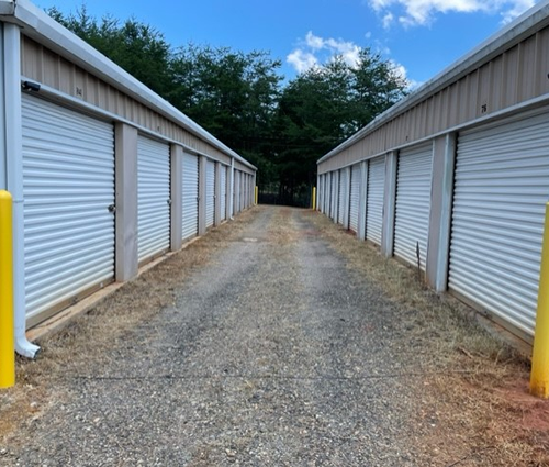 wide drive aisle in a drive-up storage facility