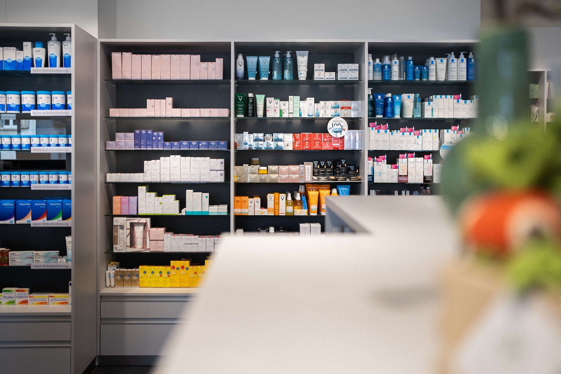 Die Apotheke-Drogerie Kurz ist nur knapp 10 Autominuten von Lostorf entfernt. Sie können uns bequem mit dem Auto oder mit dem Bus erreichen. Parkplätze und eine Bushaltestelle befinden sich unmittelbar vor unserer Türe.
