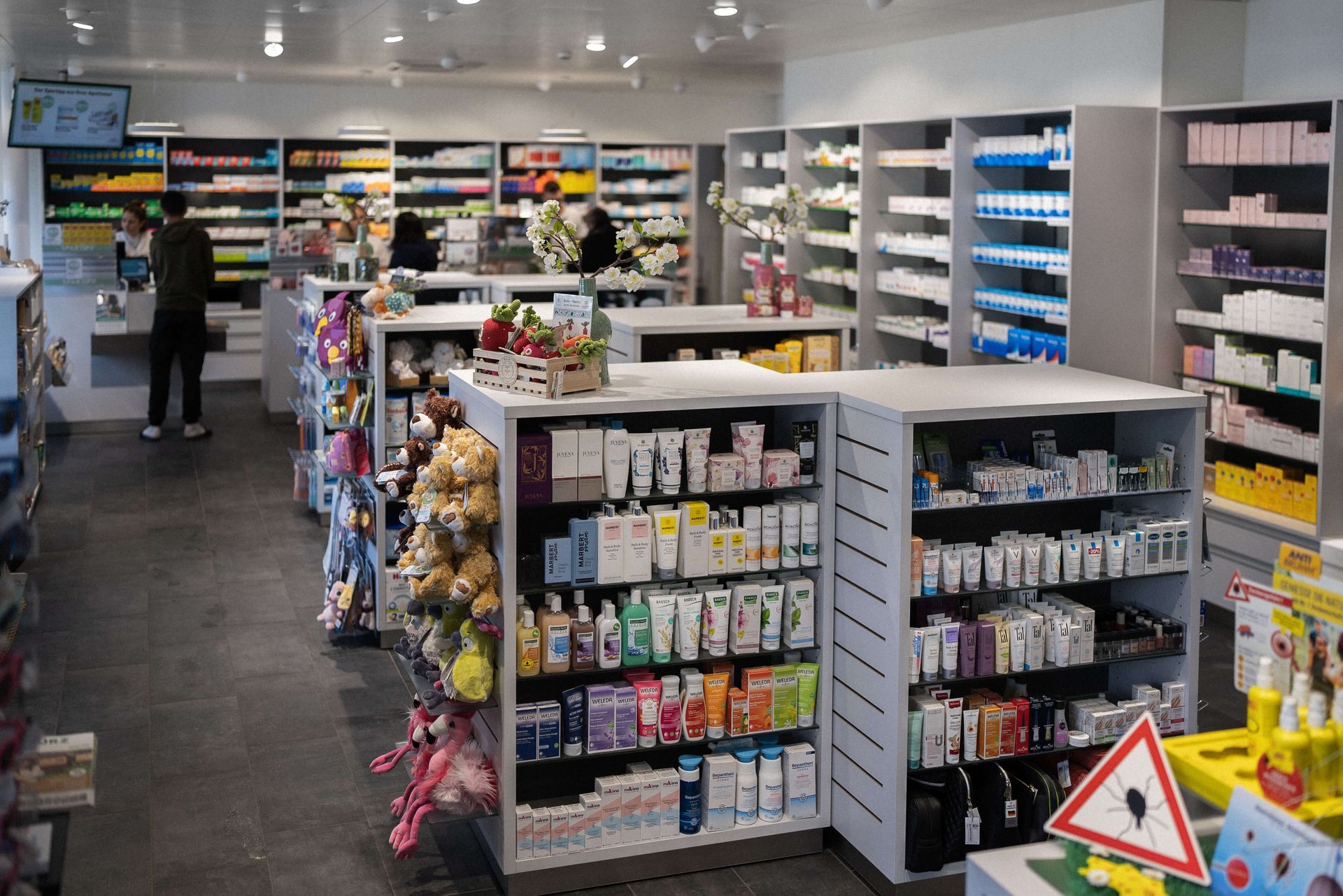 Die Apotheke-Drogerie Kurz ist nur knapp 13 Autominuten von Stüsslingen entfernt. Sie können uns bequem mit dem Auto oder mit dem Bus erreichen. Parkplätze und eine Bushaltestelle befinden sich unmittelbar vor unserer Türe.
