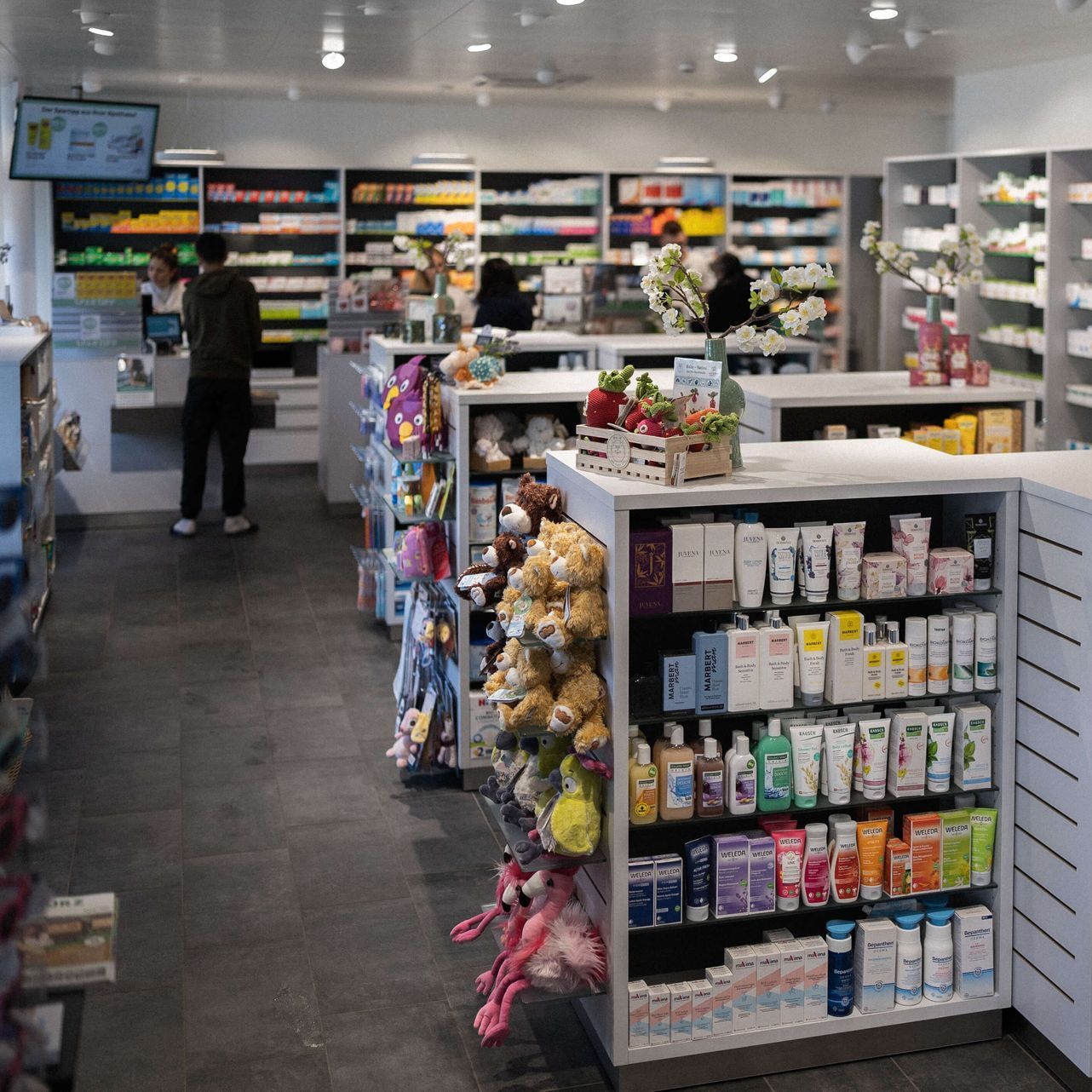 Die Apotheke-Drogerie Kurz ist nur knapp 10 Autominuten von Läufelfingen entfernt. Sie können uns bequem mit dem Auto oder mit dem Bus erreichen. Parkplätze und eine Bushaltestelle befinden sich direkt vor unserer Türe.