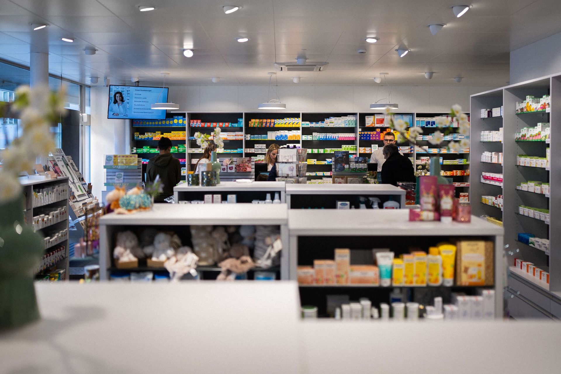 Die Apotheke-Drogerie Kurz ist nur knapp 10 Autominuten von Läufelfingen entfernt. Sie können uns bequem mit dem Auto oder mit dem Bus erreichen. Parkplätze und eine Bushaltestelle befinden sich direkt vor unserer Türe.