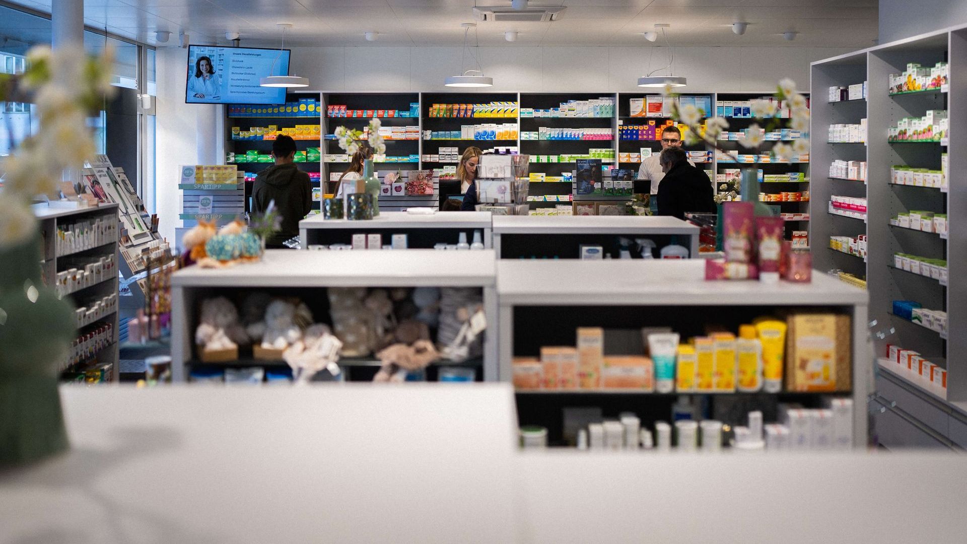 Eine Apotheke mit vielen Regalen und einer Theke.