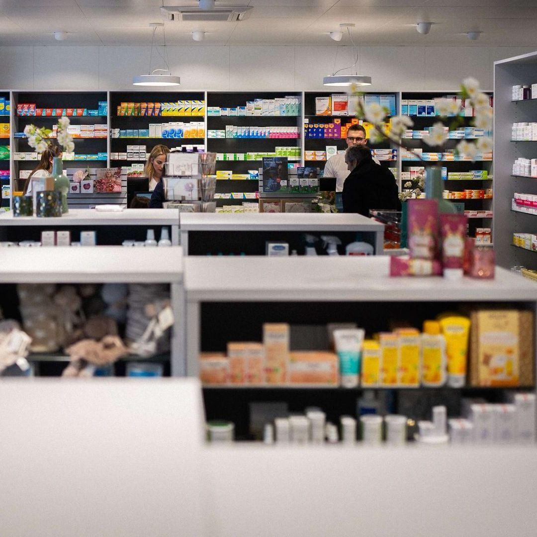 Die Apotheke-Drogerie Kurz ist nur knapp 12 Autominuten von Buckten entfernt. Sie können uns bequem mit dem Auto oder mit dem Bus erreichen. Parkplätze und eine Bushaltestelle befinden sich direkt vor unserer Türe.