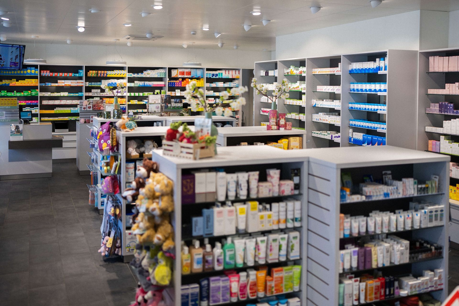 Die Apotheke-Drogerie Kurz ist nur knapp 10 Autominuten von Wisen entfernt. Sie können uns bequem mit dem Auto oder mit dem Bus erreichen. Parkplätze und eine Bushaltestelle befinden sich direkt vor unserer Türe.