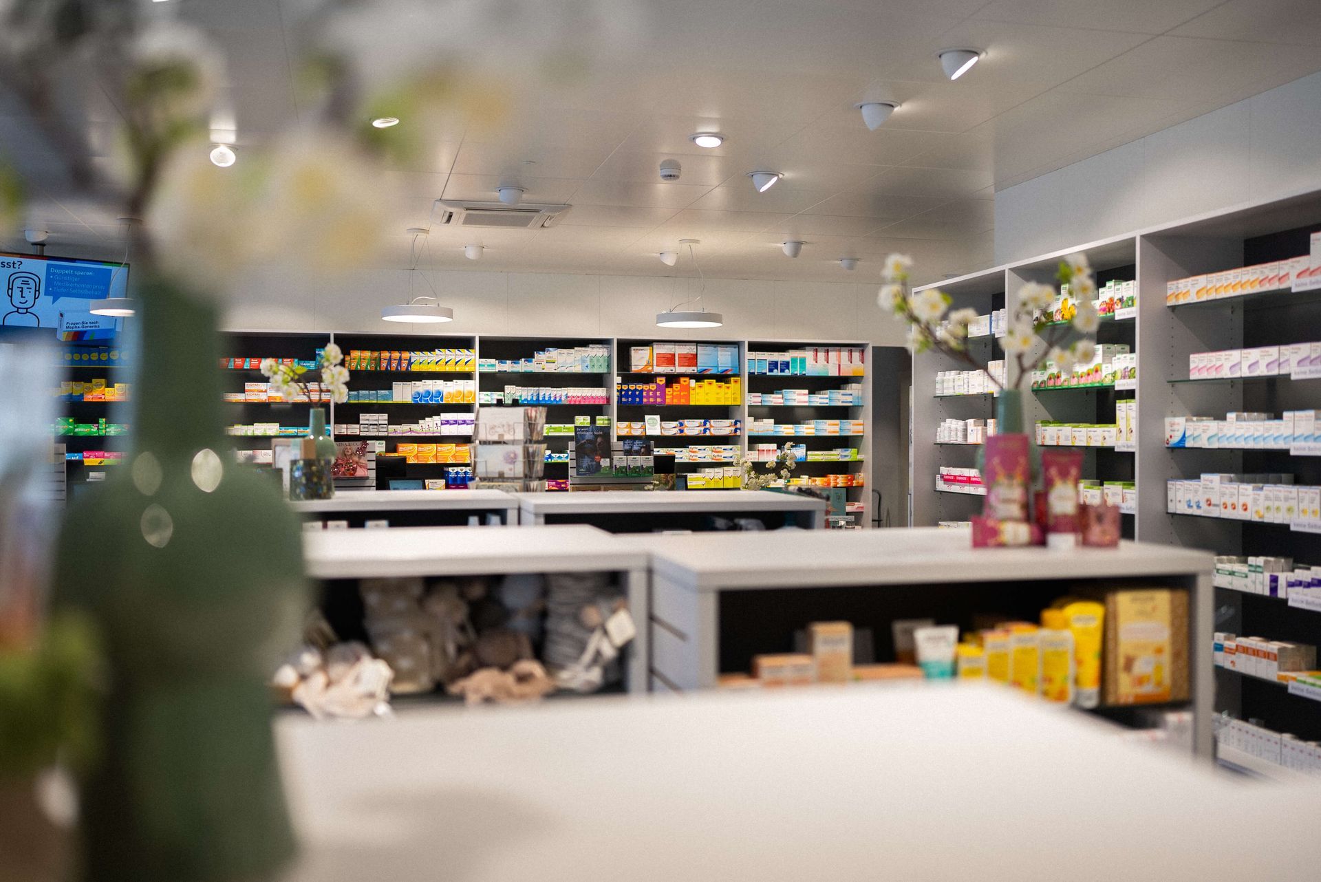 Die Apotheke-Drogerie Kurz ist nur knapp 5 Autominuten von Winznau entfernt. Sie können uns bequem mit dem Auto oder mit dem Bus erreichen. Parkplätze und eine Bushaltestelle befinden sich unmittelbar vor unserer Türe.