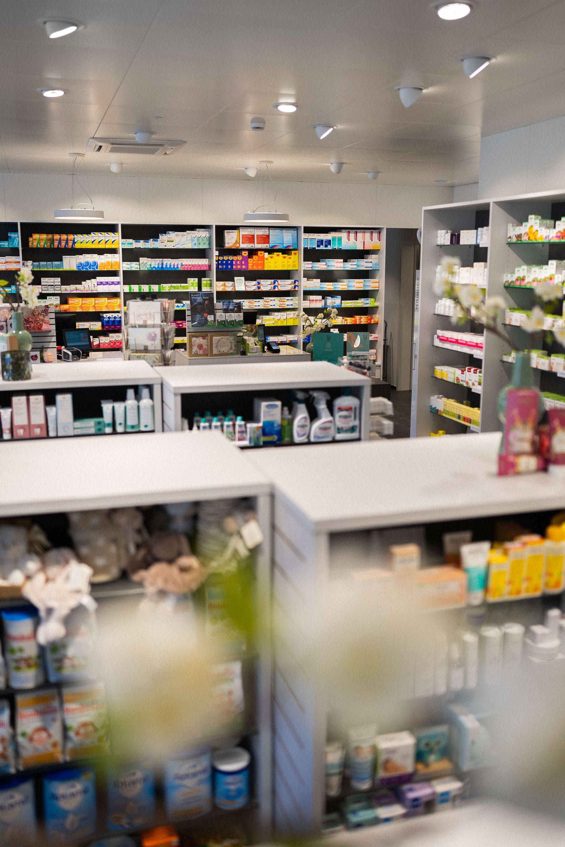 Die Apotheke-Drogerie Kurz ist nur knapp 9 Autominuten von Rickenbach entfernt. Sie können uns bequem mit dem Auto oder mit dem Bus erreichen. Parkplätze und eine Bushaltestelle befinden sich unmittelbar vor unserer Türe.
