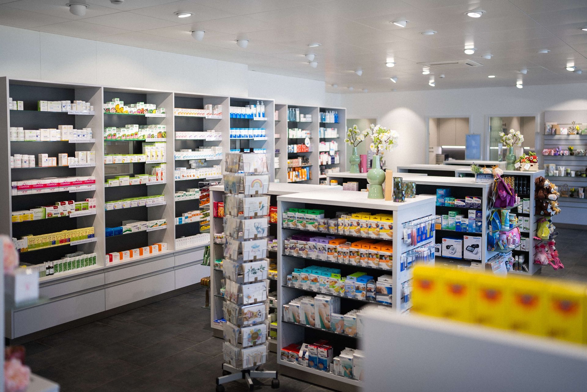 Die Apotheke-Drogerie Kurz ist nur wenige hundert Meter von Olten entfernt. Sie können uns bequem zu Fuss, mit dem Auto oder mit dem Bus erreichen. Parkplätze und eine Bushaltestelle befinden sich direkt vor unserer Türe.