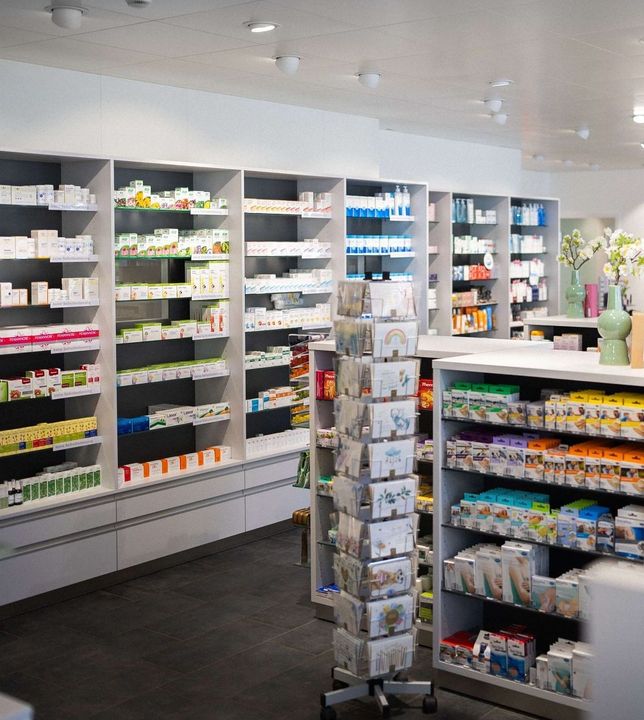 Das Innere einer Apotheke mit vielen Produkten gefüllt